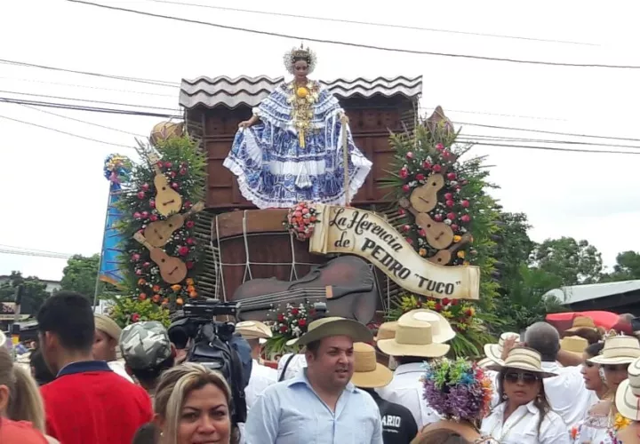 Diva Mercedes Falcón , reina del Festival presentó una carreta tradicional titulada" la Herencia de Pedro Tuco".  /  Foto: Zenaida Vásquez