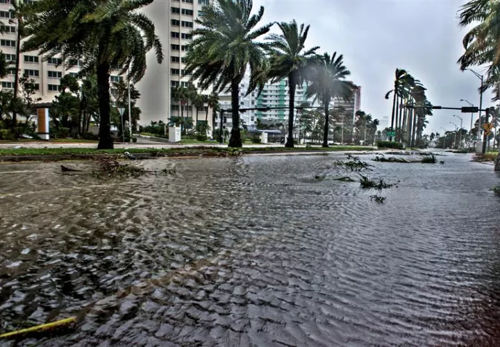 Fotografía del 10 de septiembre de 2017 que muestra una calle inundada durante el paso del huracán Irma por Miami Beach, Florida (EE.UU.). EFE/Archivo