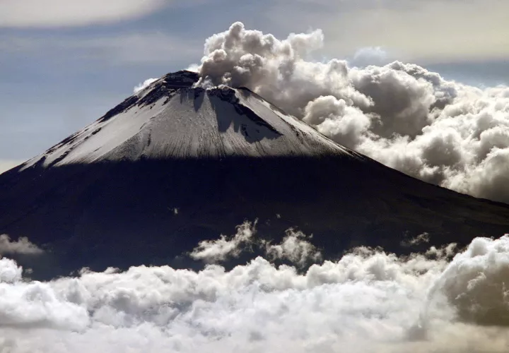 La actividad actual del volcán Popocatépetl, localizado en el centro del país. / EFE Archivo
