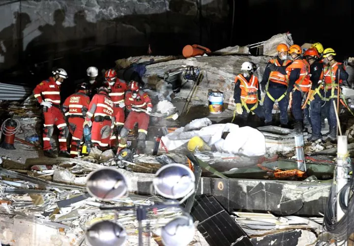 Brigadas de rescate de España y México continúan hoy, viernes 29 de septiembre de de 2017, con la extracción de cuerpos de personas que quedaron atrapadas en el edificio de la avenida Álvaro Obregón de Ciudad de México (México). EFE