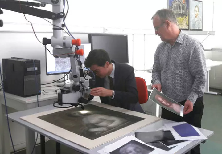 En esta foto del museo Conde, Chateau de Chantilly, Bruno Mottin, jefe de curaduría del patrimonio, examina un dibujo de carbón a través de un microscopio, representando a una mujer desnuda. / AP