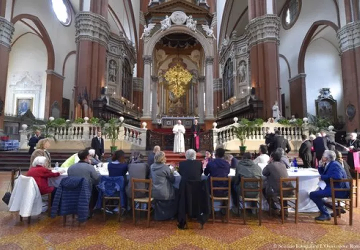 El Papa Francisco, centro, habla dentro de la Basílica de San Petronio antes de almorzar con los pobres durante su visita a Bolonia, Italia. / AP