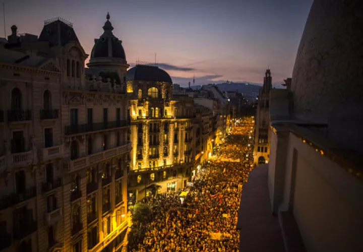Miles de personas se manifiestan en contra de la confiscación de urnas y cargos contra civiles desarmados durante el referéndum del domingo, declarado ilegal por la delegación española Tribunal Constitucional, de la separación de Cataluña de España. / AP