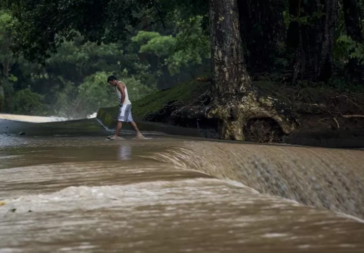 La CNE elevó de amarilla a roja la alerta para las provincias costeras del Pacífico de Guanacaste y Puntarenas, así como para la zona norte del país y el Valle Central, donde se ubican las principales ciudades, entre ellas la capital San José. EFE/Archivo