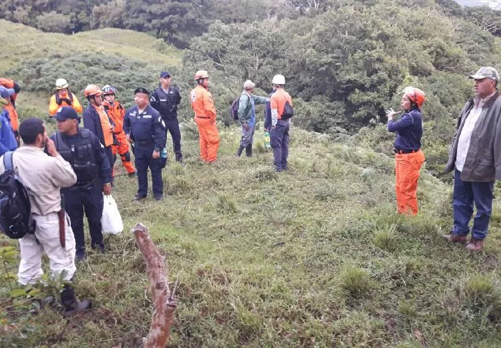 En la foto se muestra parte del perímetro donde fue ubicado el cuerpo del sujeto que estaba desaparecido. Se investiga el suceso.