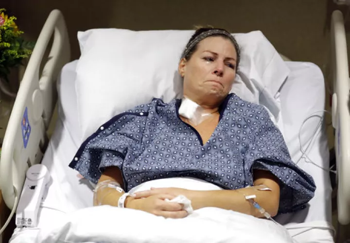 Natalie Vanderstay responde a las preguntas de su cama de hospital en el Centro Médico Universitario el martes, 3 de octubre de 2017, en Las Vegas. AP