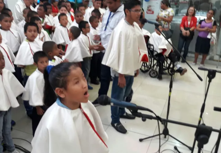 Los niños afectados, cantaron y se disfrazaron. Foto: Roberto Barrios 