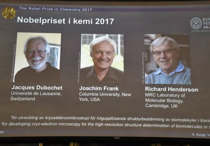  Jacques Dubochet - de la Universidad de Lausana, Suiza, Joachim Frank de la Universidad de Columbia, EE.UU. y Richard Henderson, del MRC Laboratorio de Biología Molecular, Cambridge, en Inglaterra. / AP