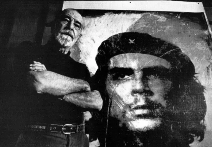 Foto de archivo del año 2000 que muestra al fotógrafo cubano Alberto Díaz "Korda" posando en La Habana (Cuba). EFE/Tomás Barceló