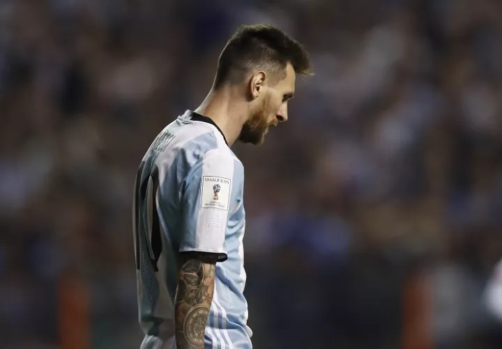 Lionel Messi de Argentina camina por el campo hoy/EFE
