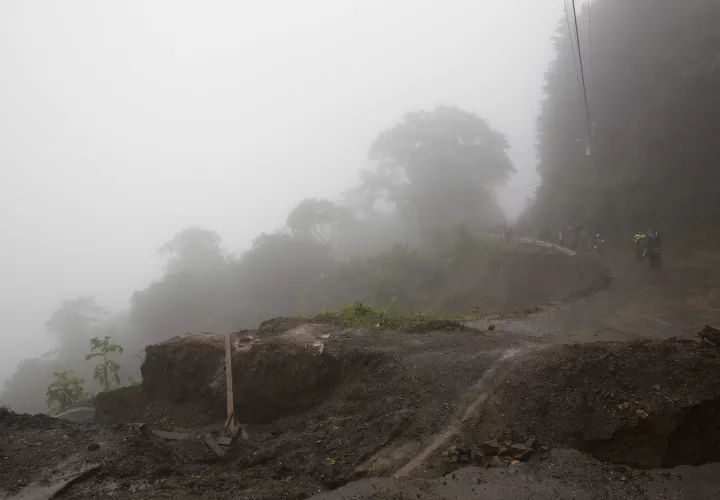 Los vecinos caminan bajo la lluvia pasando por una carretera abandonada en Alajuelita, en las afueras de San José, Costa Rica. /  Foto: AP