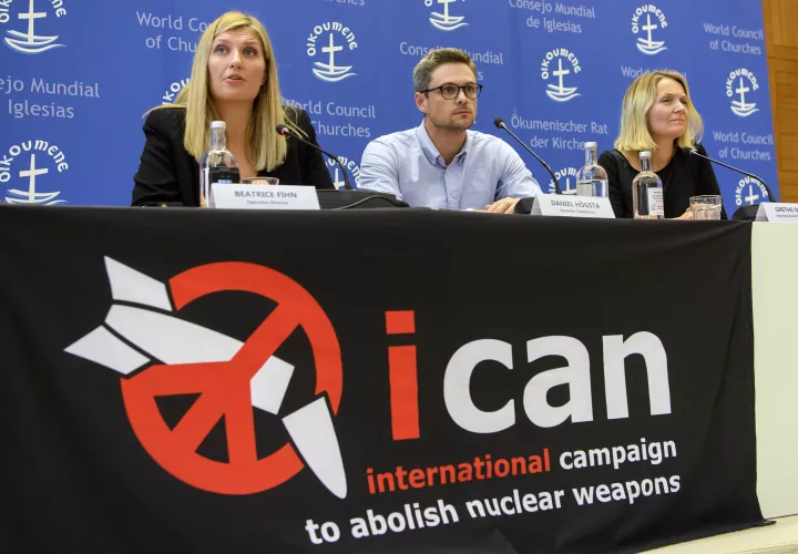 Beatrice Fihn, izquierda, Directora Ejecutiva de la Campaña Internacional para la Eliminación de las Armas Nucleares, ICAN, Daniel Hogsta, centro, coordinador de la Campaña Internacional para la Eliminación de las Armas Nucleares. / AP