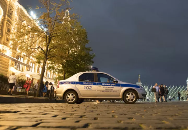 Una patrulla de la policía está estacionada en frente de la GUM, State Shop, en la Plaza Roja en Moscú, Rusia. AP
