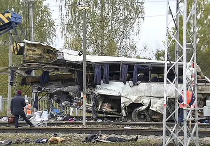 Empleados de la Situación de Emergencia de Rusia trabajan en la escena de un cruce ferroviario cerca de la ciudad de Pokrov, a unos 85 kilómetros al este de Moscú, Rusia.  AP