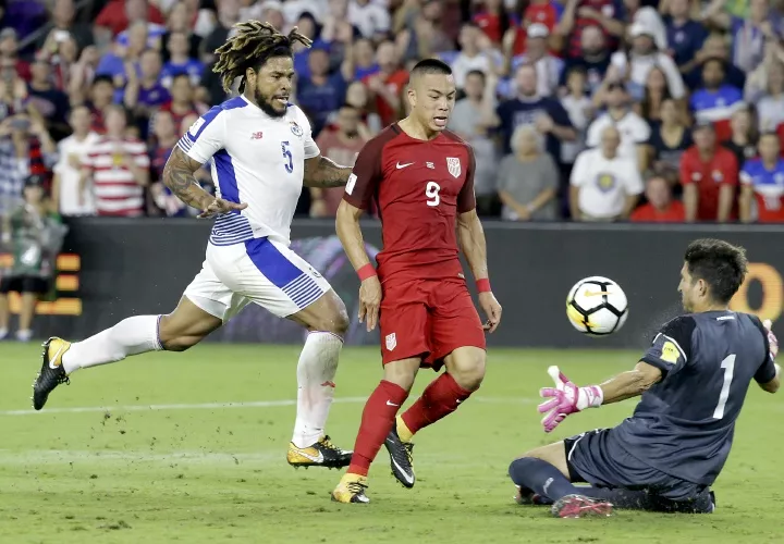 Penedo evita un gol. Foto:AP