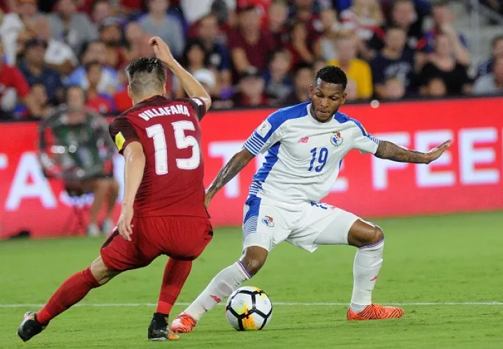 Los jugadores Alberto Quintero (izq.) de la selección de fútbol de Panamá y Jorge Villafaña de Estados Unidos disputan el balón durante un partido de eliminatorias al Mundial Rusia 2018 en la ciudad de Orlando en Florida, Estados Unidos hoy, 06 de Octubre