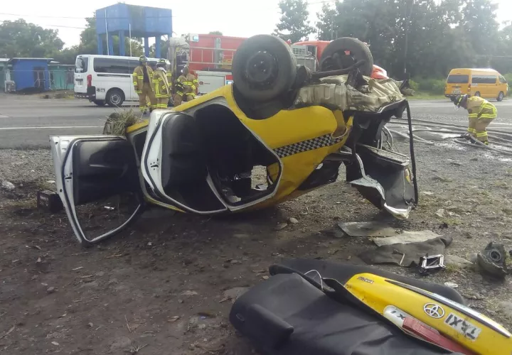 El taxi quedó con la llantas hacia arriba en la orilla de la calle.  /  Foto: Mayra Madrid