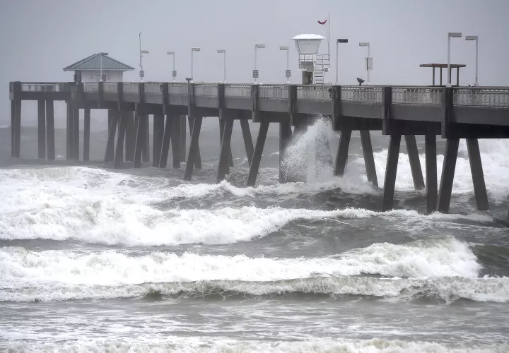Olas causadas por el huracán Nate libra el muelle de pesca de la isla de Okaloosa. / AP