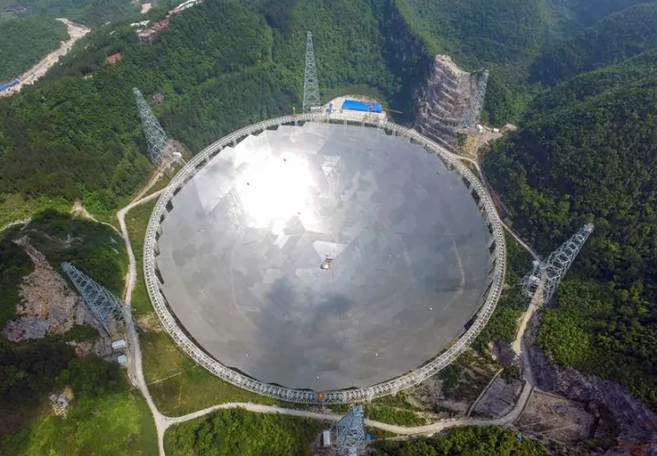 Imagen facilitada en mayo de 2016, del Telescopio Esférico con Apertura de 500 metros (FAST), ubicado en el remoto condado de Pingtang, en la provincia china de Guizhou. EFE/Archivo