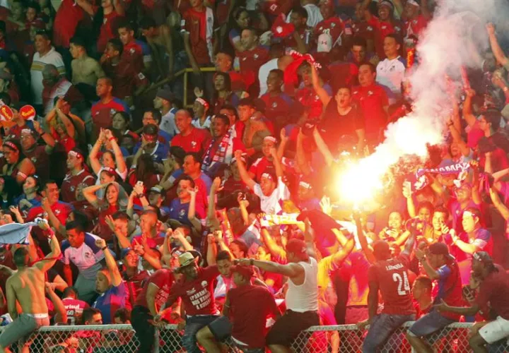 Aficionados panameños celebran la victoria de su equipo, durante un partido correspondiente a las eliminatorias de la Concacaf al Mundial de Rusia de 2018 disputado entre Panamá y Costa Rica, en Ciudad de Panamá (Panamá). EFE