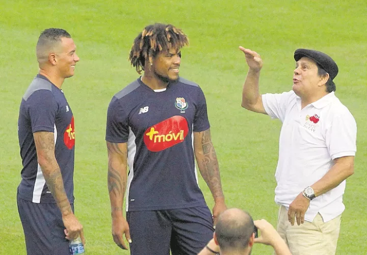 Román Torres (c) y Blas Pérez (i) hablan con Roberto Durán. Foto: EFE