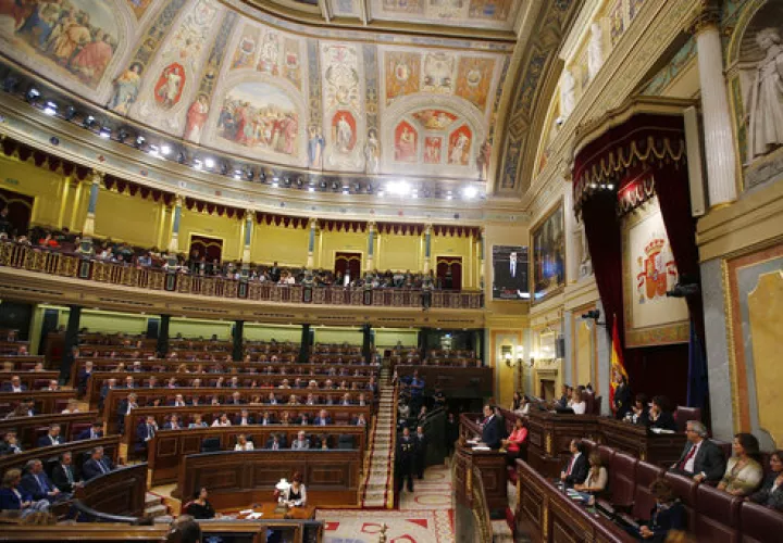 Rajoy rechazó las ofertas de mediación en la crisis de Cataluña y pidió el respeto del derecho español mientras se dirigía al parlamento español. /  AP