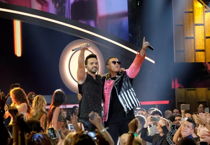 En la imagen, los cantantes Luis Fonsi (i) y Daddy Yankee (d). EFE/Archivo