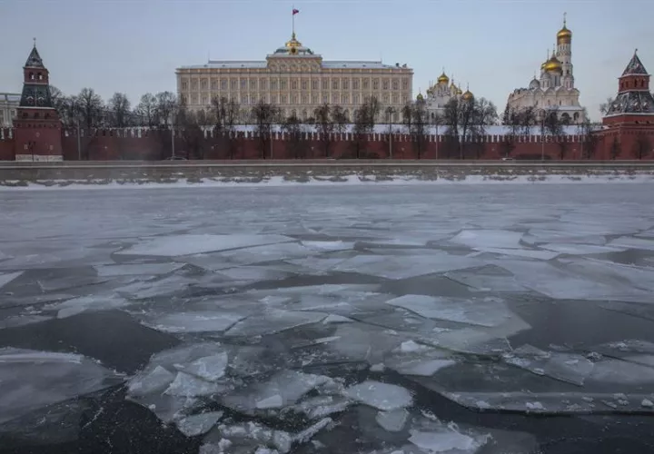 Vista general del Kremlin con la superficie del río Volga cubierta por el hielo, en Moscú (Rusia). EFE/Archivo