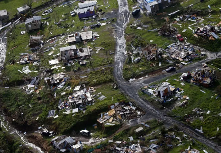 Vista de las comunidades  destruidas después del huracán María en Toa Alta, Puerto Rico. AP