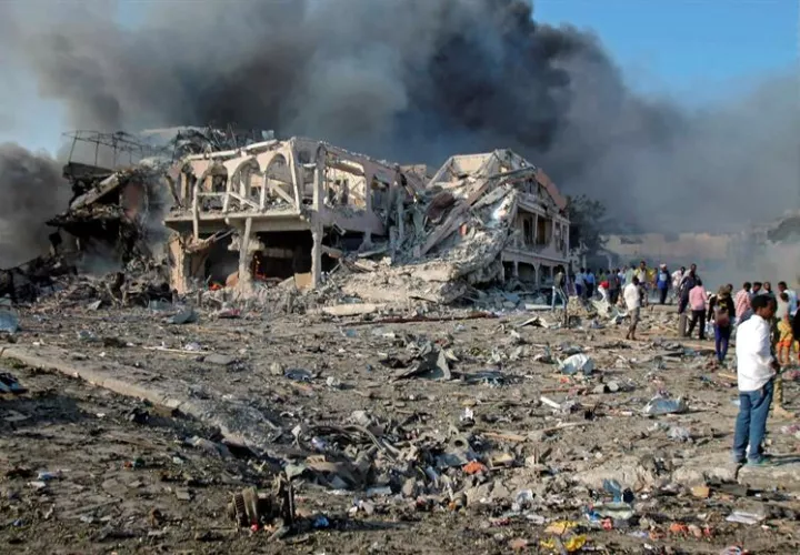 La gente se reúne en el escenario de una explosión masiva frente a Safari Hotel en la capital, Mogadishu, Somalia. EFE