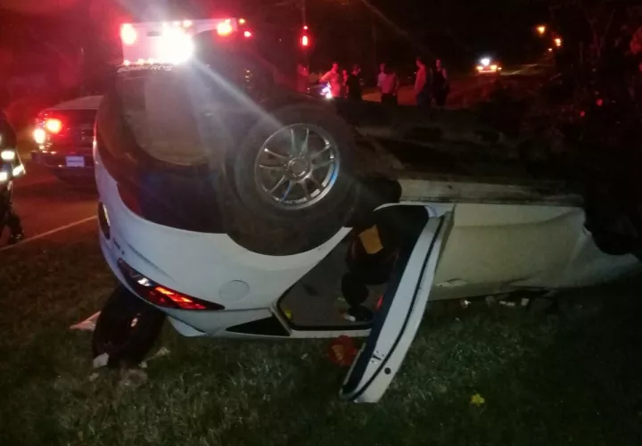 Vistas del vuelco frente a Residencial Los Guayacanes, Santiago que dejó 1 herido. Foto: @BCBRP 