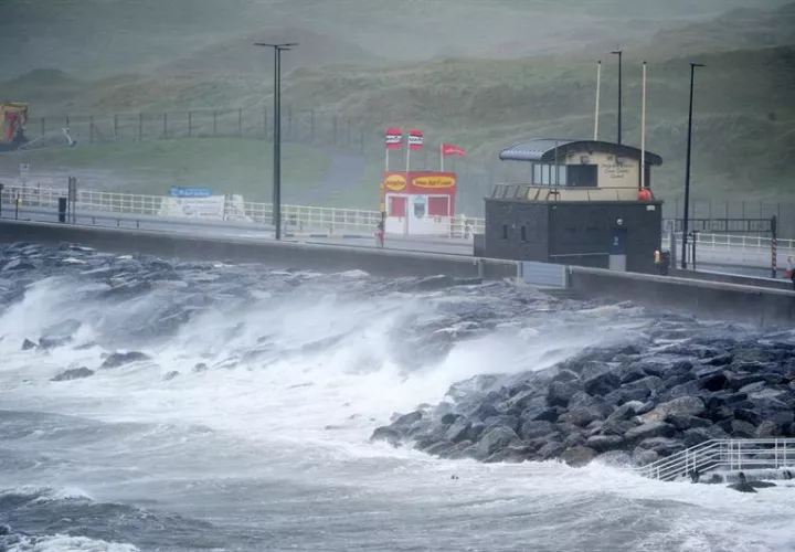 Fuerte oleaje en la costa del Condado de Clare, Irlanda, por la llegada del huracán Ofelia, procedente de las Azores. EFE
