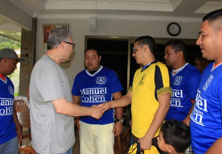 Los jugadores del hospital Gustavo Nelson Collado junto a su patrocinador Manuel Cohen.