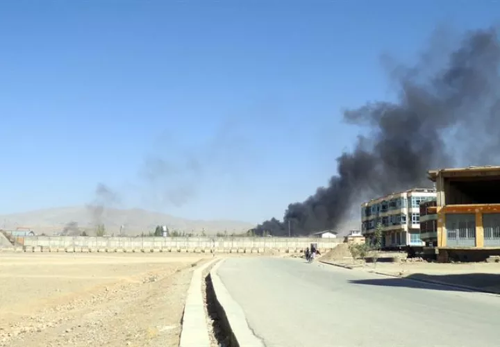 El humo se eleva desde el escenario en el que se ha perpetrado un ataque con bomba suicida en una instalación policial en Paktia (Afganistán). EFE/Archivo