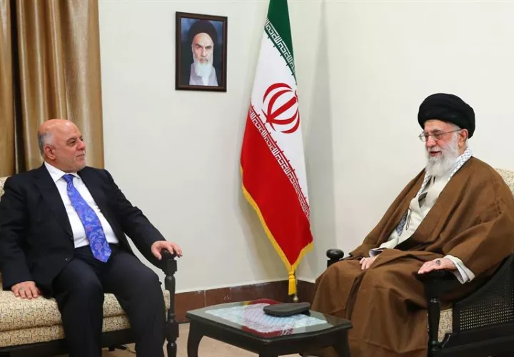 El líder supremo iraní, el ayatolá Ali Jamenei (dcha), se reúne con el primer ministro iraquí, Haidar al Abadi (izq) en Teherán (Irán) este 26 de octubre. EFE