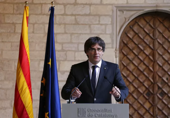 El presidente catalán Carles Puigdemont, el líder de la región catalana de secesión, dice que ha decidido no convocar elecciones parlamentarias que podrían haber aliviado la tensión con el gobierno español.  AP