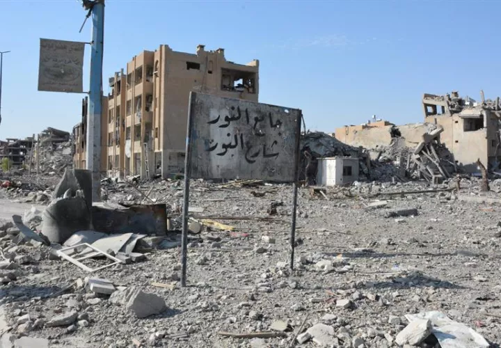 Aspecto de una zona de la ciudad de Al Raqa, destruida por los combates entre las fuerzas de la coalición y el EI. EFEArchivo