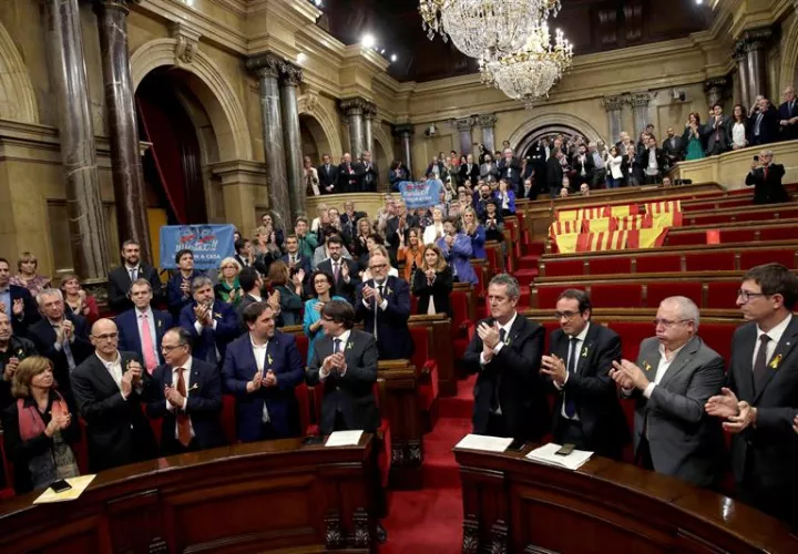 El Govern y los diputados de JxSí y la CUP, sin los diputados del PSC, PPC y Ciudadanos, aplauden tras aprobarse en el pleno del Parlament, la declaración de independencia. / EFE