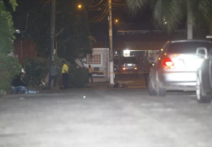 Los dos cuerpos quedaron en el pavimento. Foto: Alexander Santamaría.