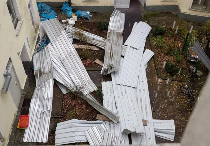 Hojas onduladas caídas debido a fuertes chubascos en el patio trasero de una casa de apartamentos en Berlín. La depresión profunda &#039;Herwart&#039; causó varios daños y lesiones en Alemania. EFE