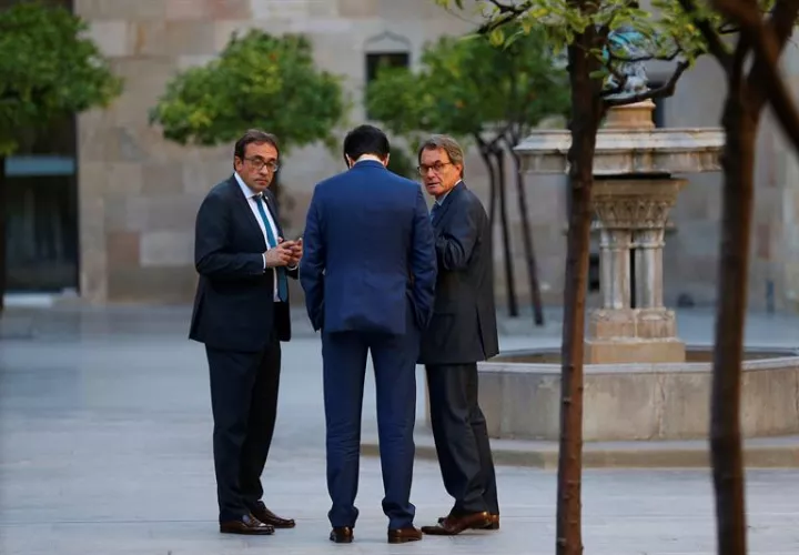 El expresidente de la Generalitat, Artur Mas (d), el conseller de Territorio, Josep Rull (i), y el responsable de comunicación internacional Joan Piqué (de espaldas), en el Pati dels Tarongers en Barcelona. EFEArchivo