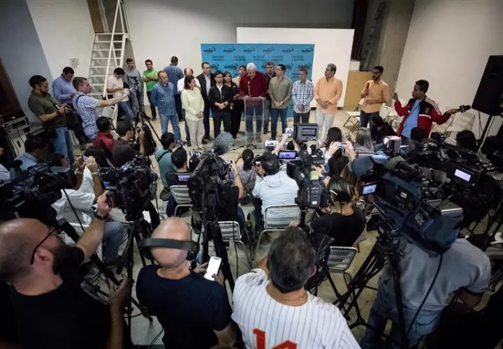 En la imagen un registro del portavoz de la Mesa de la Unidad Democrática (MUD), Ángel Oropeza (c), en Caracas (Venezuela). EFEArchivo