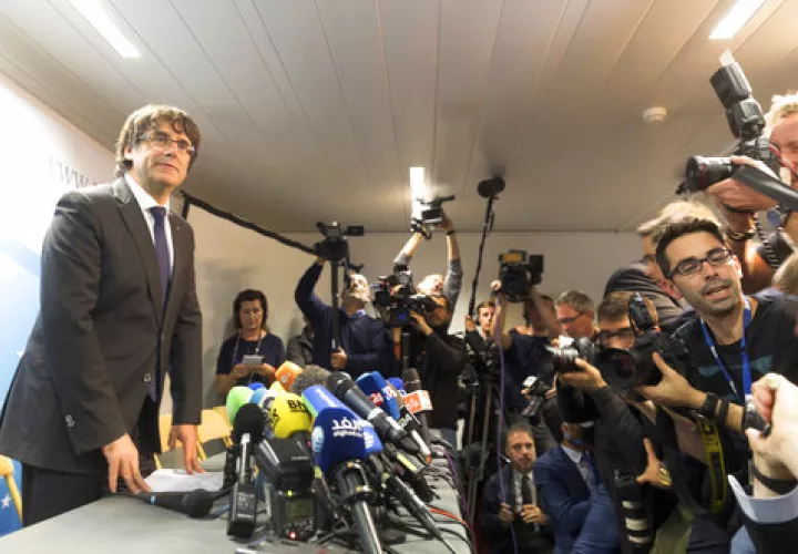 El presidente electo de Cádiz, Carles Puigdemont, mira después de una conferencia de prensa en Bruselas. /  AP