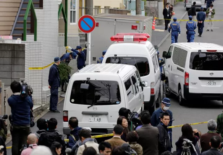 Investigadores policiales y policía forense trabajan en el exterior de un edificio de departamentos en Zama (Japón), en uno de los cuales se han encontrado partes cercenadas de al menos nueve cuerpos. EFE