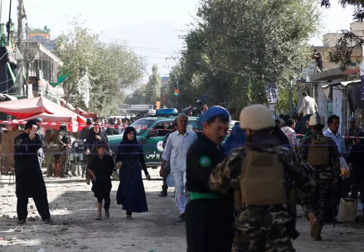 Oficiales afganos aseguran el lugar de un atentado suicida en Kabul, el pasado 29 de septiembre. EFEArchivo