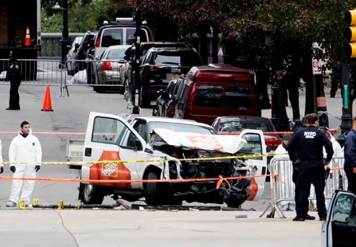 Fotografía con fecha del 31 de octubre de 2017 que muestra a varios miembros de la policía criminal mientras revisan el vehículo que atropelló y mató a 8 personas e hirió a 11 en Nueva York. EFE