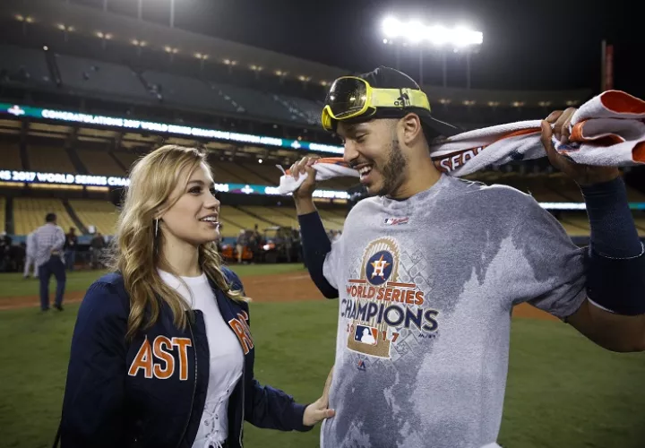 Daniella Rodríguez junto a su novio Carlos Correa. Foto: AP