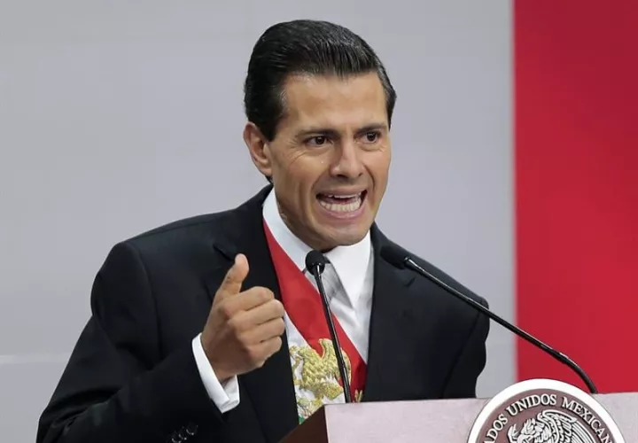 El presidente de México, Enrique Peña Nieto (c), habla en el Palacio Nacional de Ciudad de México. /  Foto: EFE Archivo