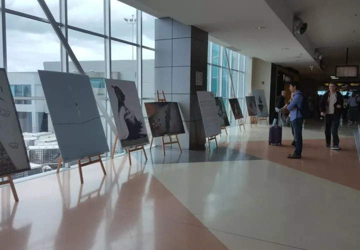 Cada ilustración es un testimonio sobre la odisea de las personas que huyen de la guerra, la violencia o la persecución, en muchos casos arriesgando su vida, cruzando mares o caminando miles de kilómetros en busca de un lugar seguro. Foto: @angieflorez