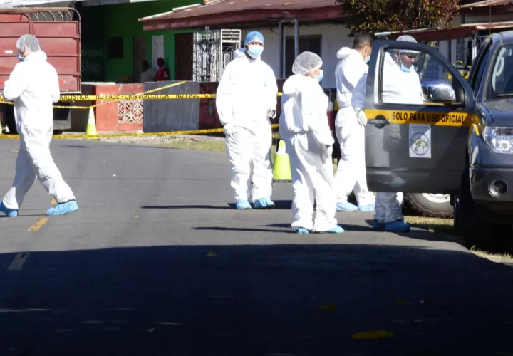 Peritos realizan el levantamiento del cadáver del joven electrocurado en Bugaba. / Foto: Mayra Madrid